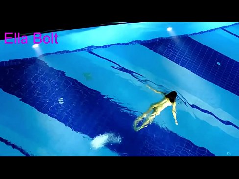 ❤️ Non podo deixar de mirar, unha moza loira que é sorprendida nadando espida na piscina do resort ELLA BOLT ❤❌ Vídeo de sexo en % gl.drpornofilme.ru % ❌️❤